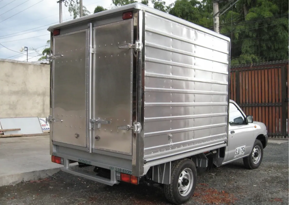 Vista trasera de una camioneta con furgón en aluminio