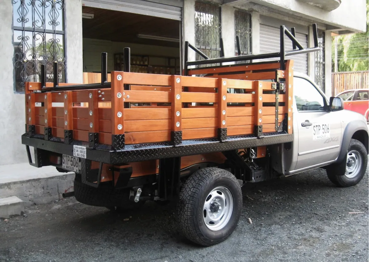 Camioneta con carrocería en madera y portaescaleras metálico