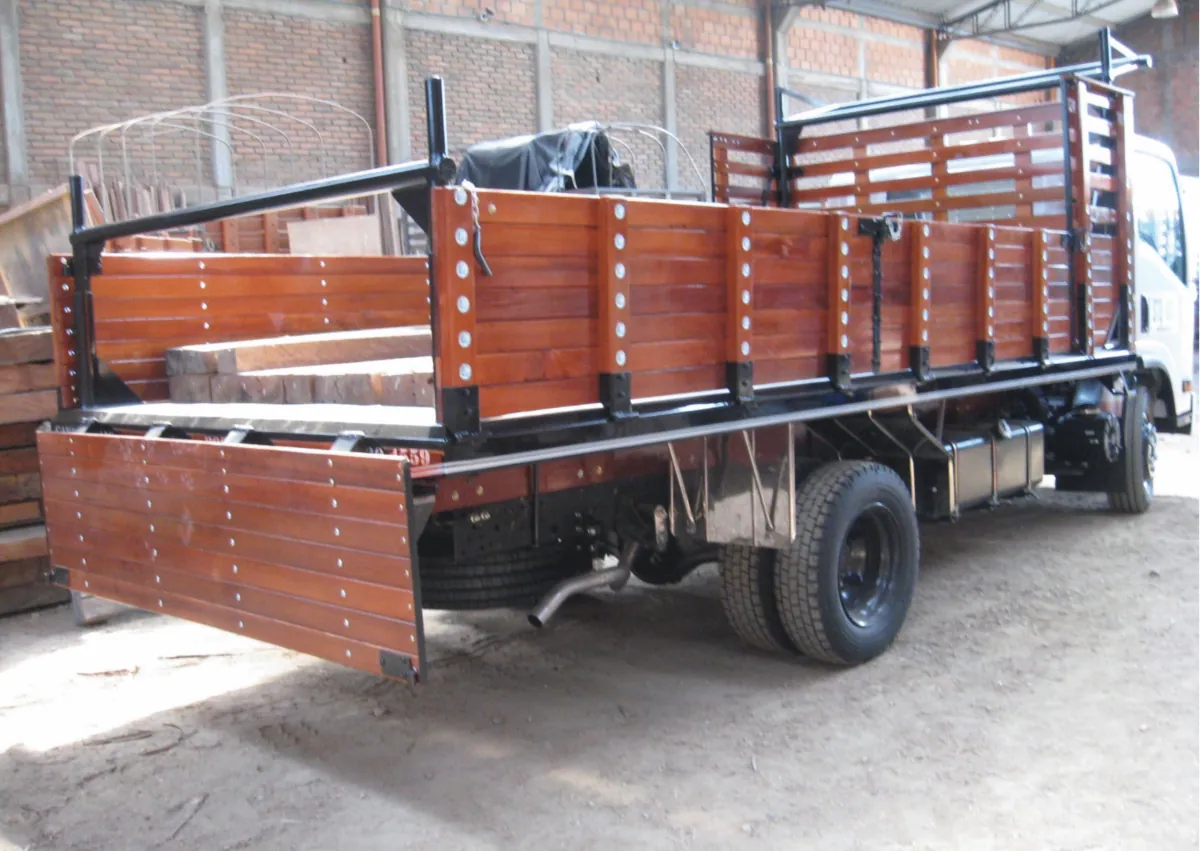 Carrocería tipo planchón en madera con compuertas laterales abatibles