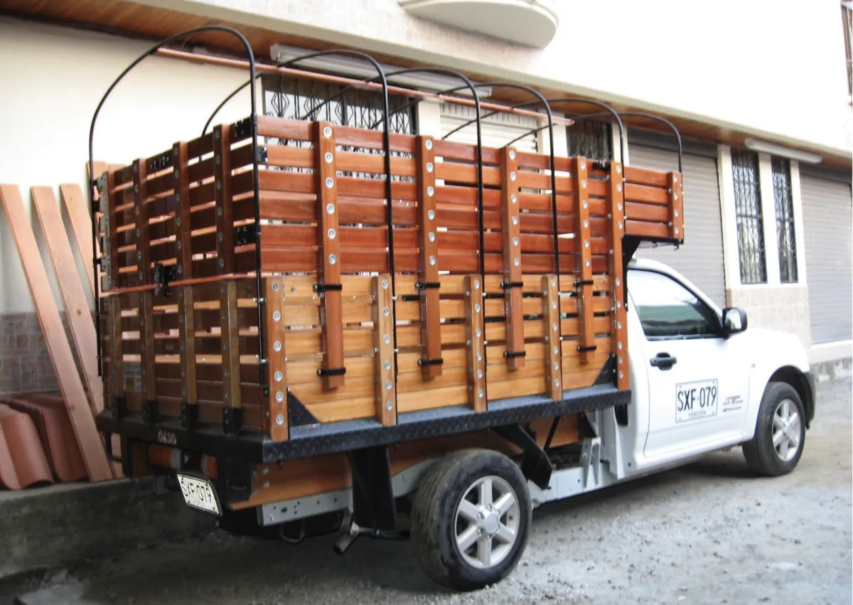 Camioneta blanca con carrocería de estacas en madera