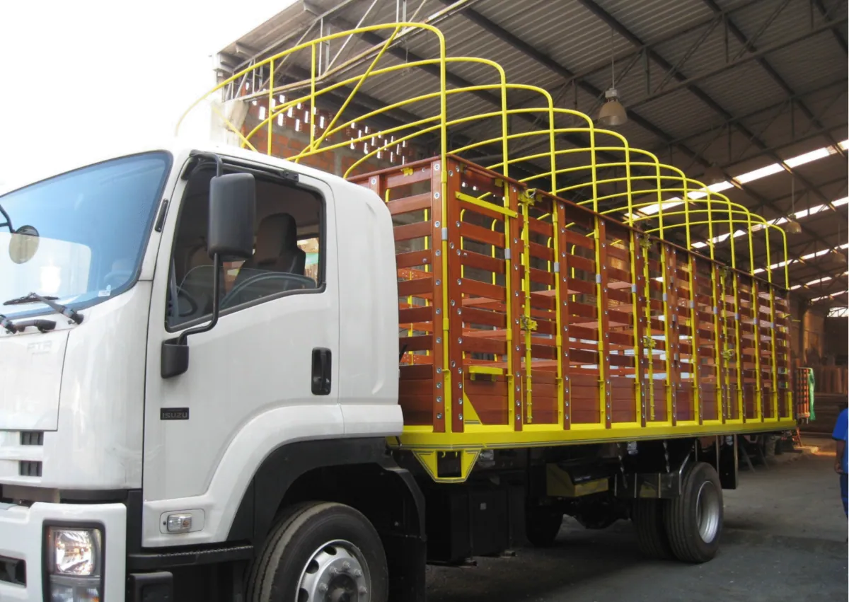 Camión con carrocería en madera y arcos amarillos para carpa