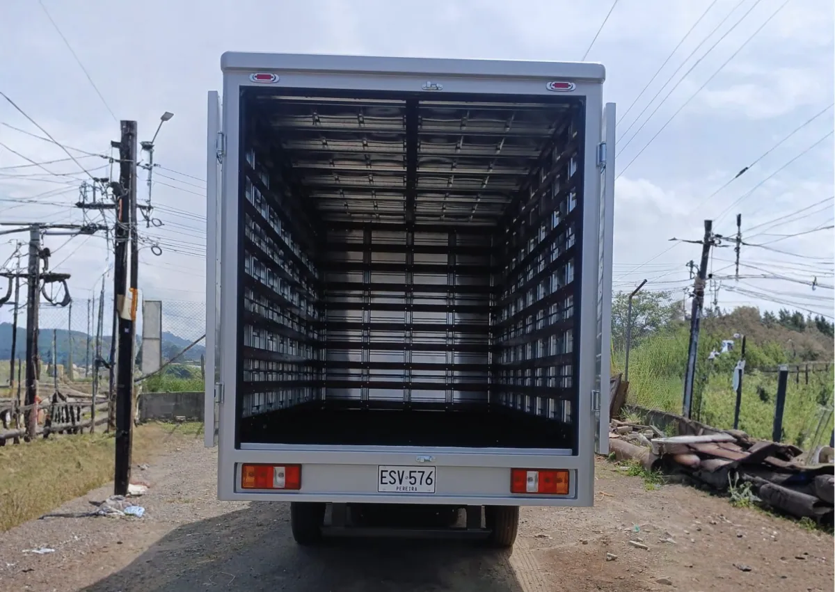 Interior de un furgón metálico con las puertas traseras abiertas
