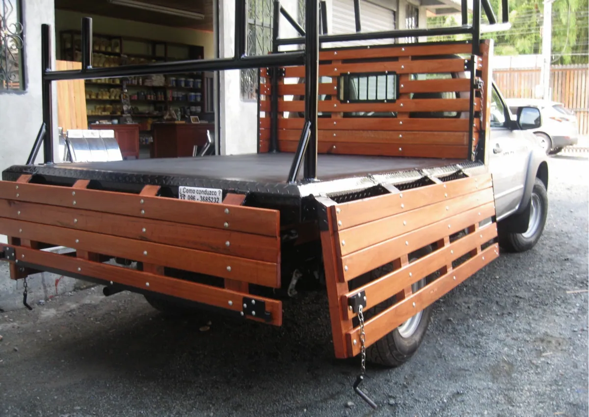 Camioneta con carrocería en madera y compuerta trasera abatible