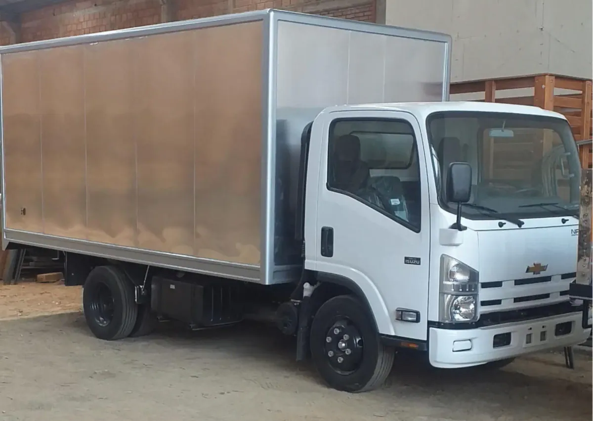 Camión blanco con furgón en lámina de aluminio