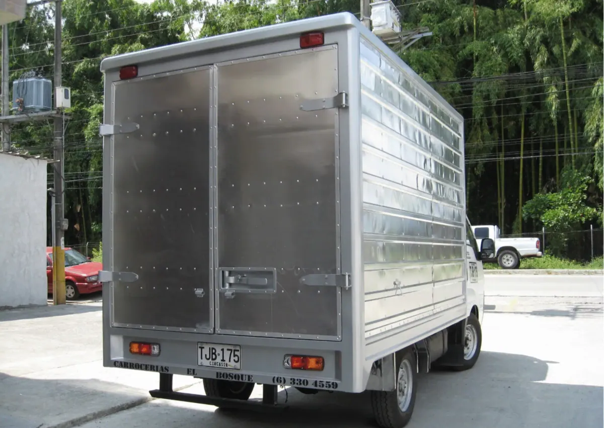 Furgón en aluminio con puertas traseras sobre una camioneta pequeña