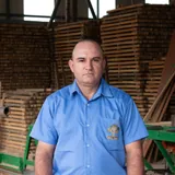 Trabajador de Maderas Colombia en la bodega de madera