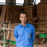 Operario de Maderas Colombia con camisa azul de la empresa