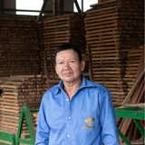 Integrante del equipo de producción de Maderas Colombia