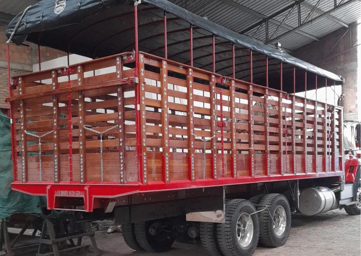 Camión de doble eje con carrocería en madera y chasis rojo