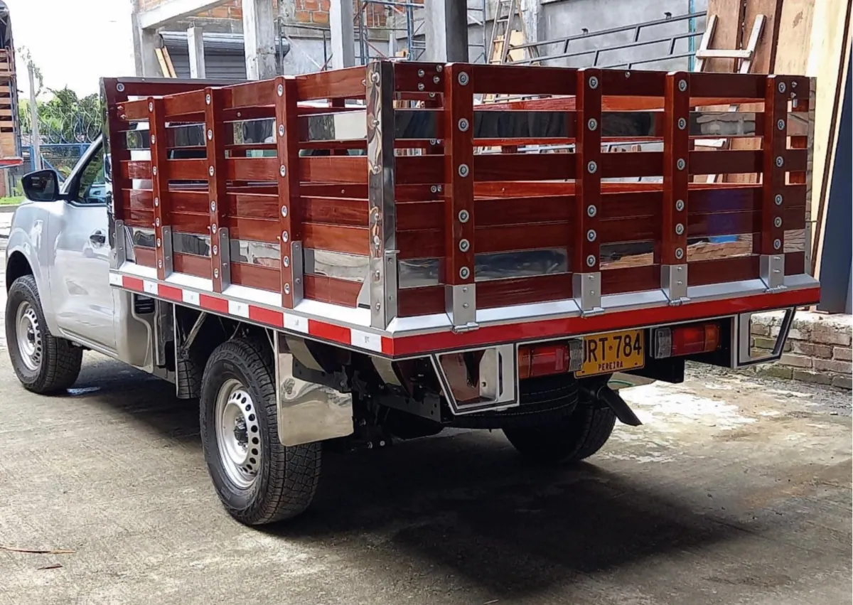 Camioneta con carrocería en madera y defensas en acero inoxidable