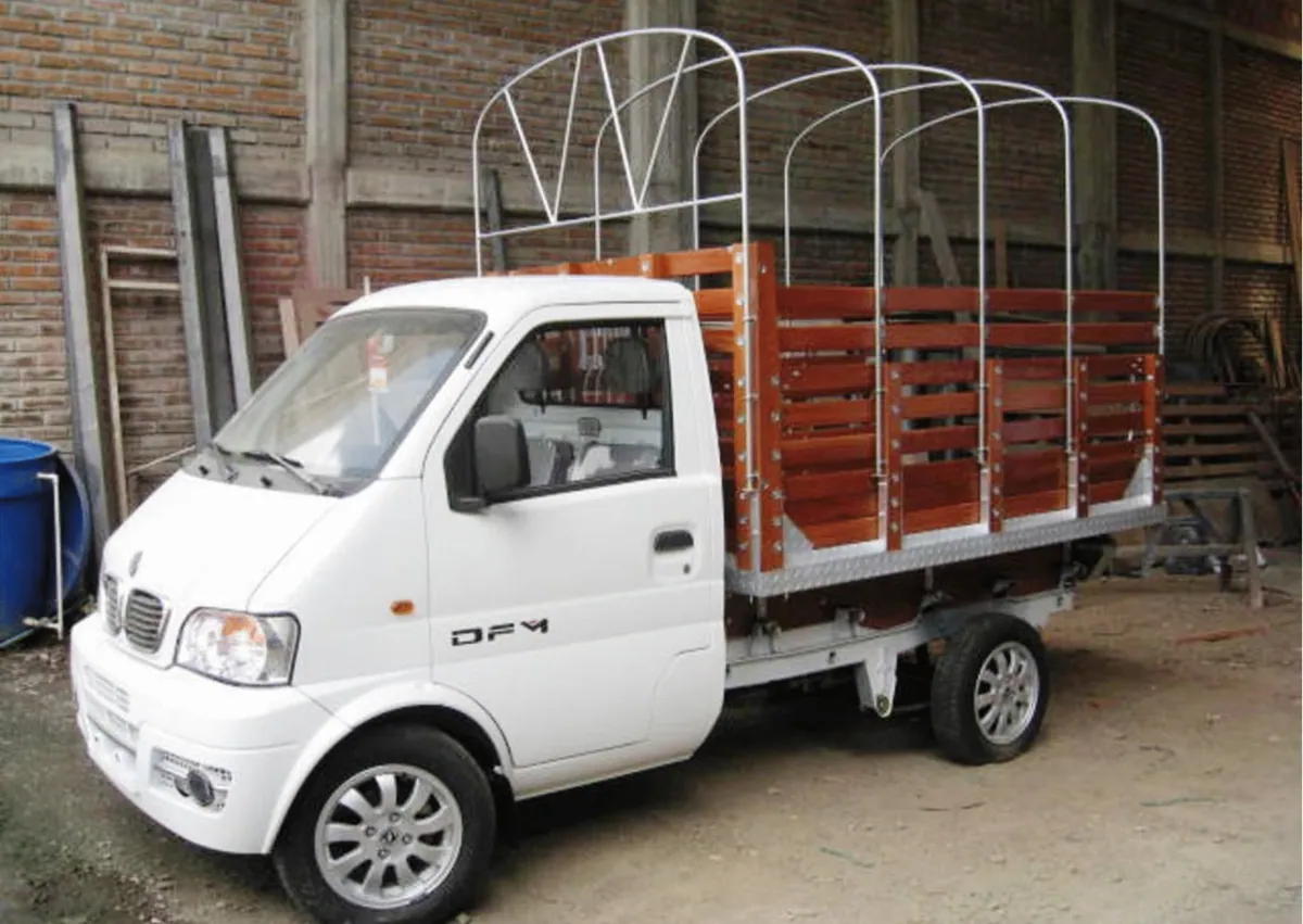 Camioneta con carrocería de estacas en madera y arcos metálicos