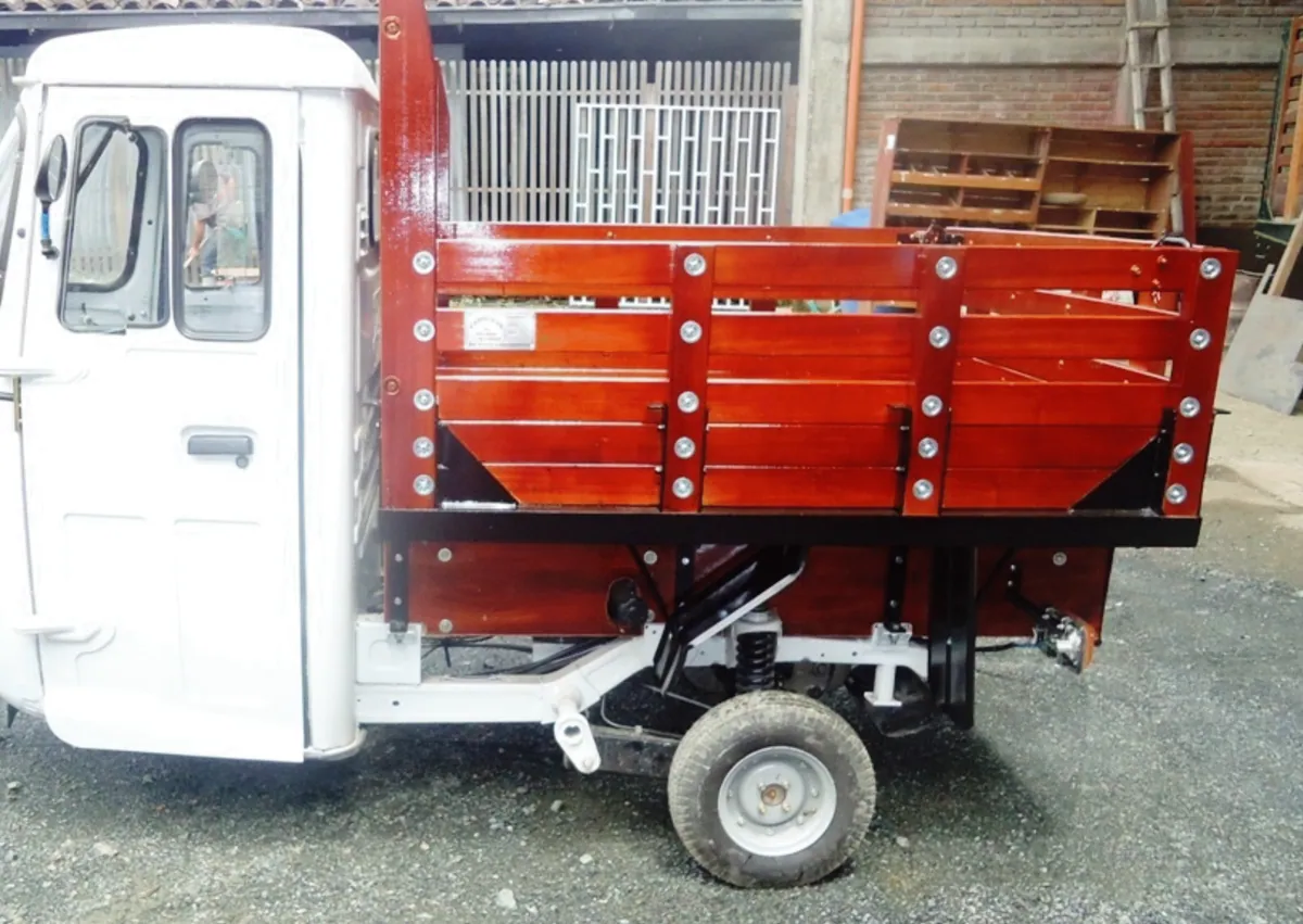 Motocarro con platón en madera y estructura roja