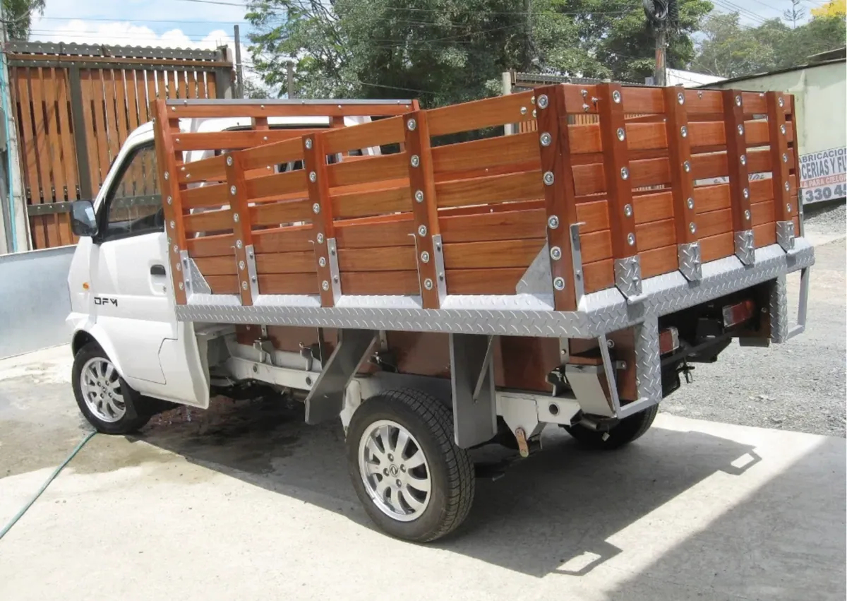 Camioneta pequeña con carrocería de estacas en madera
