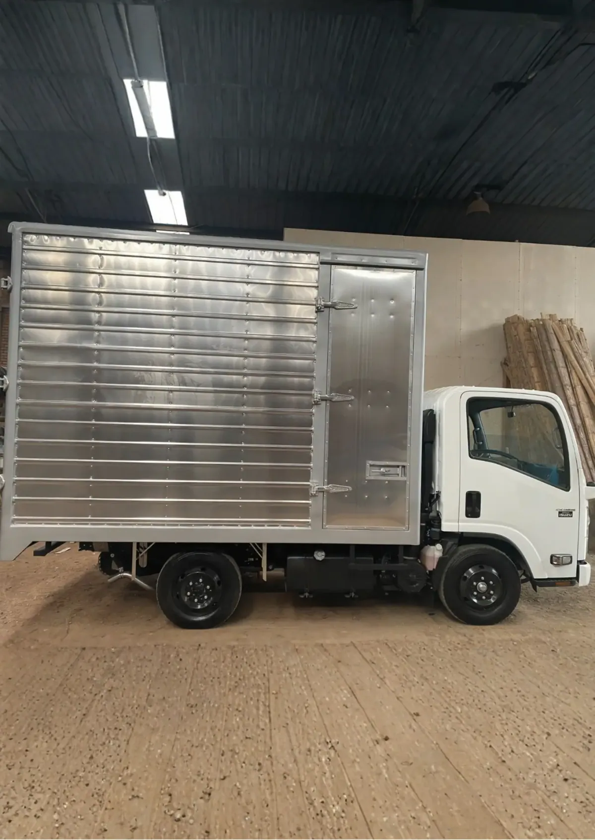 Camión con furgón en aluminio terminado en el taller de reparaciones