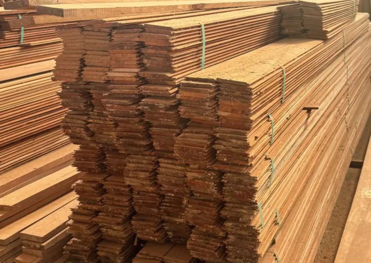 Tablas de madera seca y cepillada apiladas