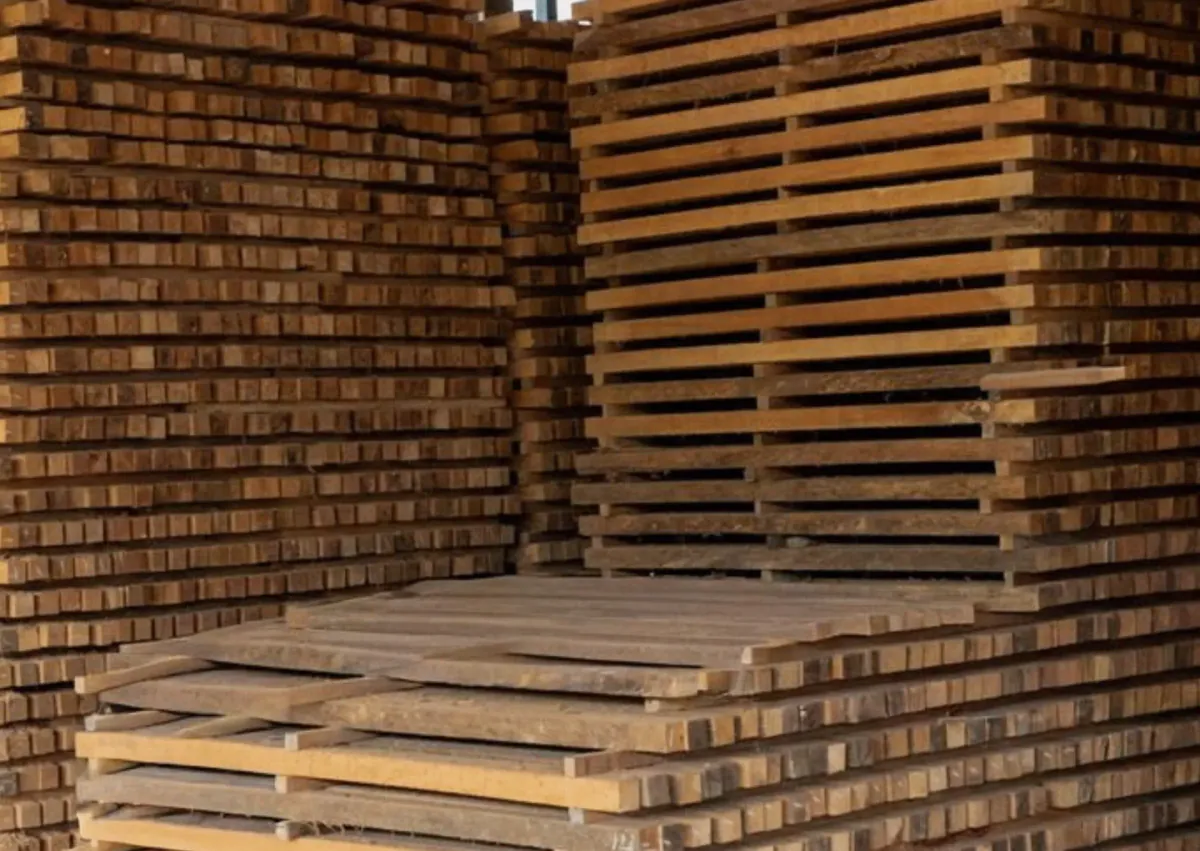 Listones de madera apilados en la bodega