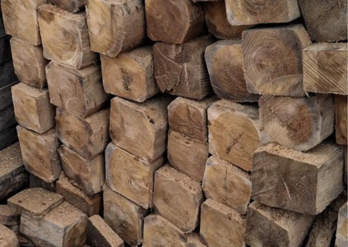 Bloques de madera fina apilados