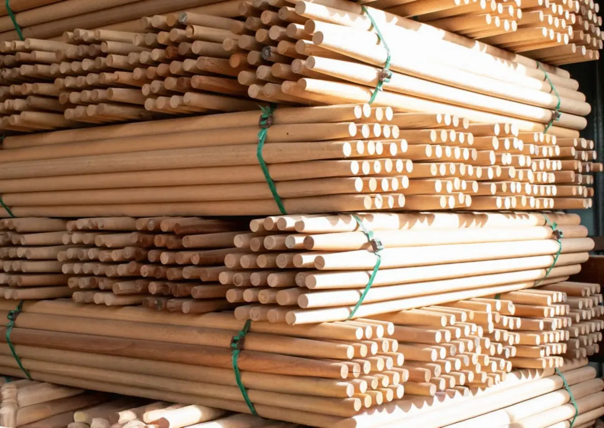 Paquetes de cabos de madera amarrados