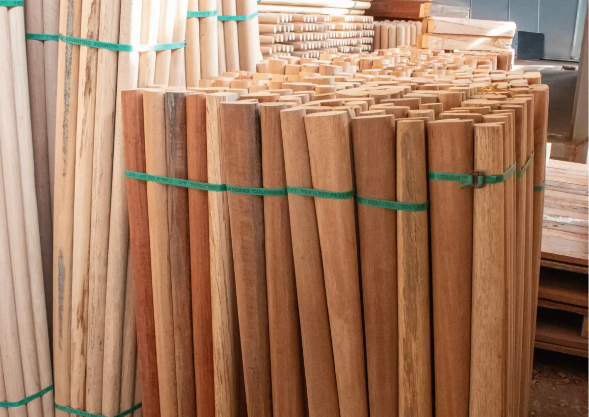 Cabos de madera para herramientas apilados en posición vertical
