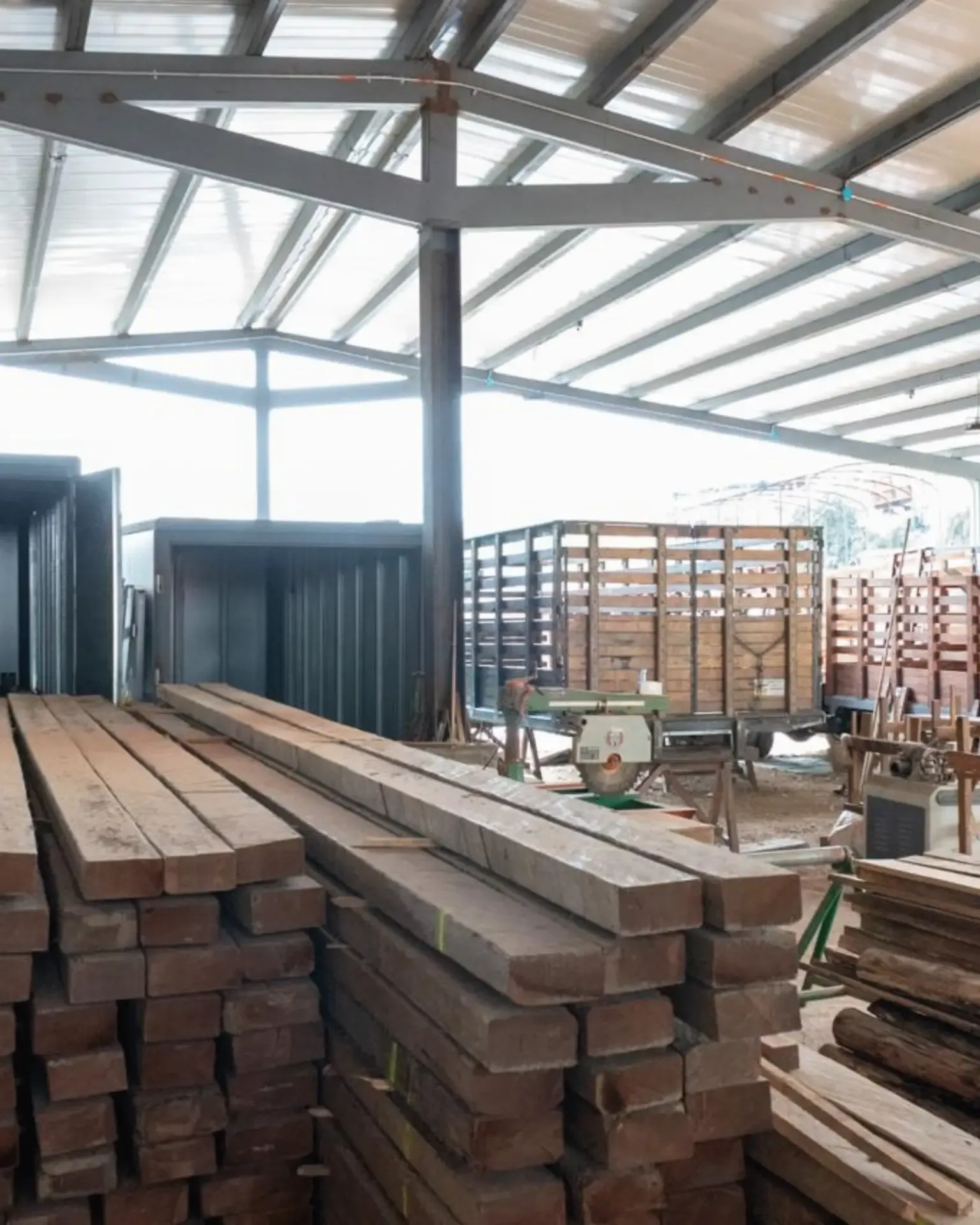 Taller de reparaciones con madera y carrocerías en proceso